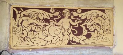 Sgraffito w trakcie rekonstrukcji. Wydrapywanie rysunku przy użyciu precyzyjnego rylca(ul. Sobieskiego 5). Fot. ze zbior&oacute;w autorki